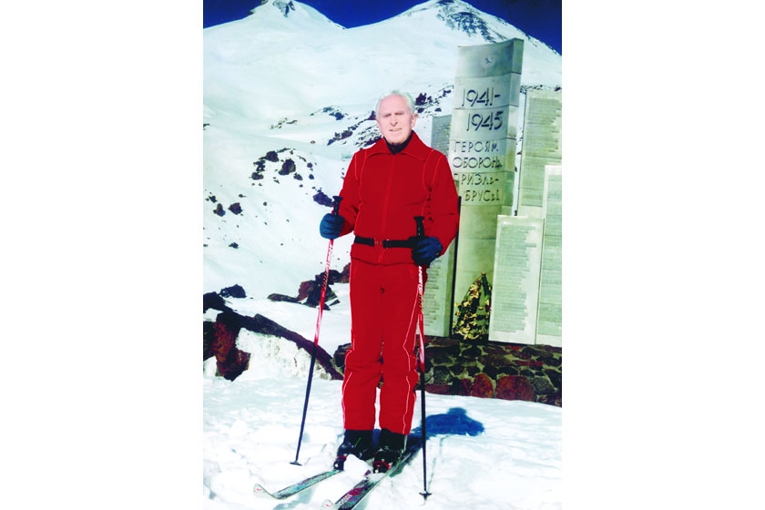 М. М. Бобров на склонах Эльбруса у мемориала защитникам Приэльбрусья 1941–1945 гг. 1996 г.