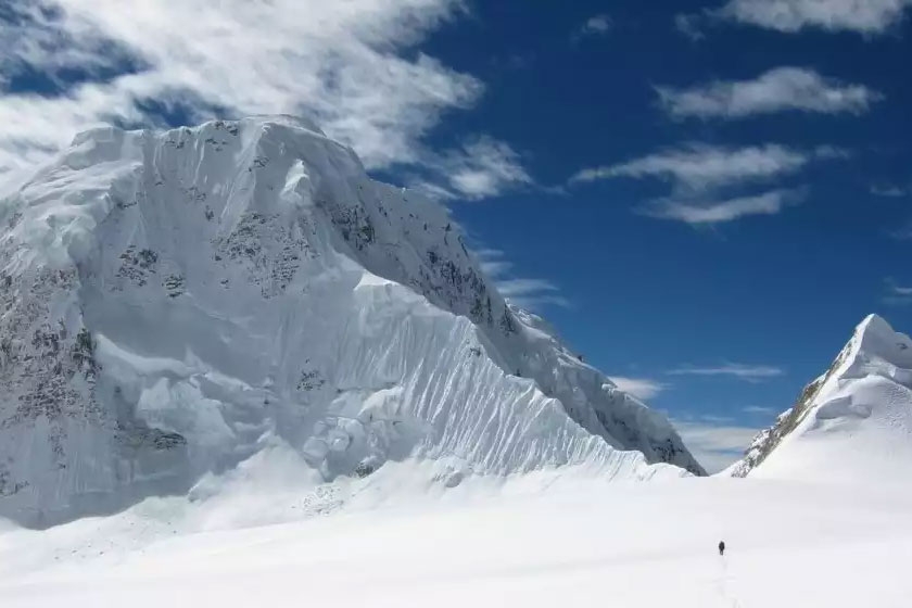 Вершина Тулаги с северо-запада. Фотография сделана членами экспедиции 2010 года на плато 6400 м после преодоления северо-западной стены